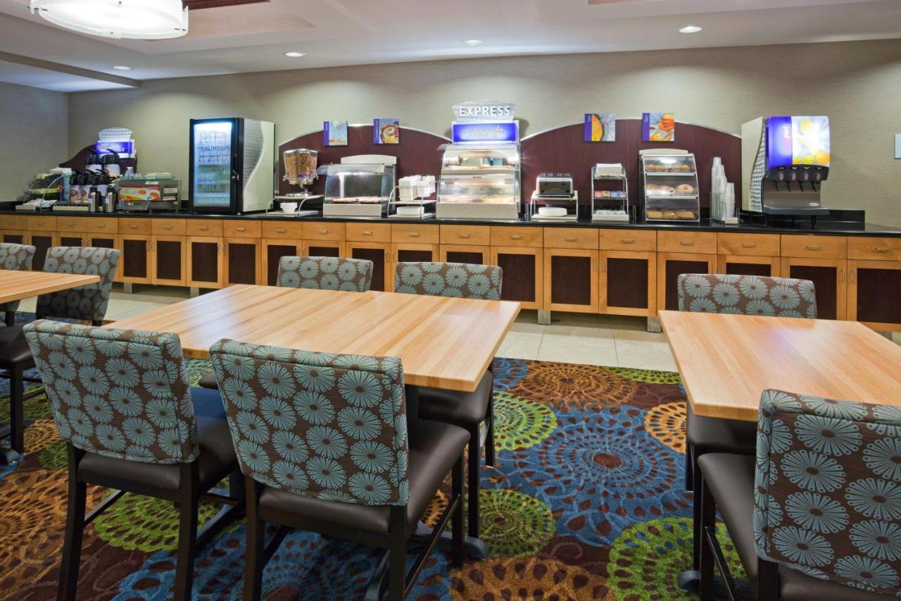Holiday Inn Express And Suites Rochester West-Medical Center By Ihg Exterior photo