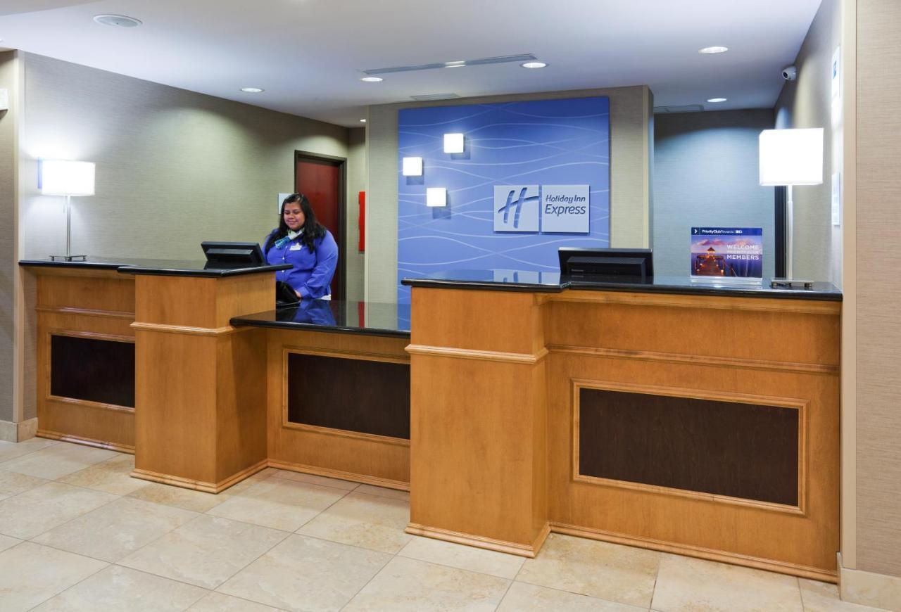 Holiday Inn Express And Suites Rochester West-Medical Center By Ihg Exterior photo