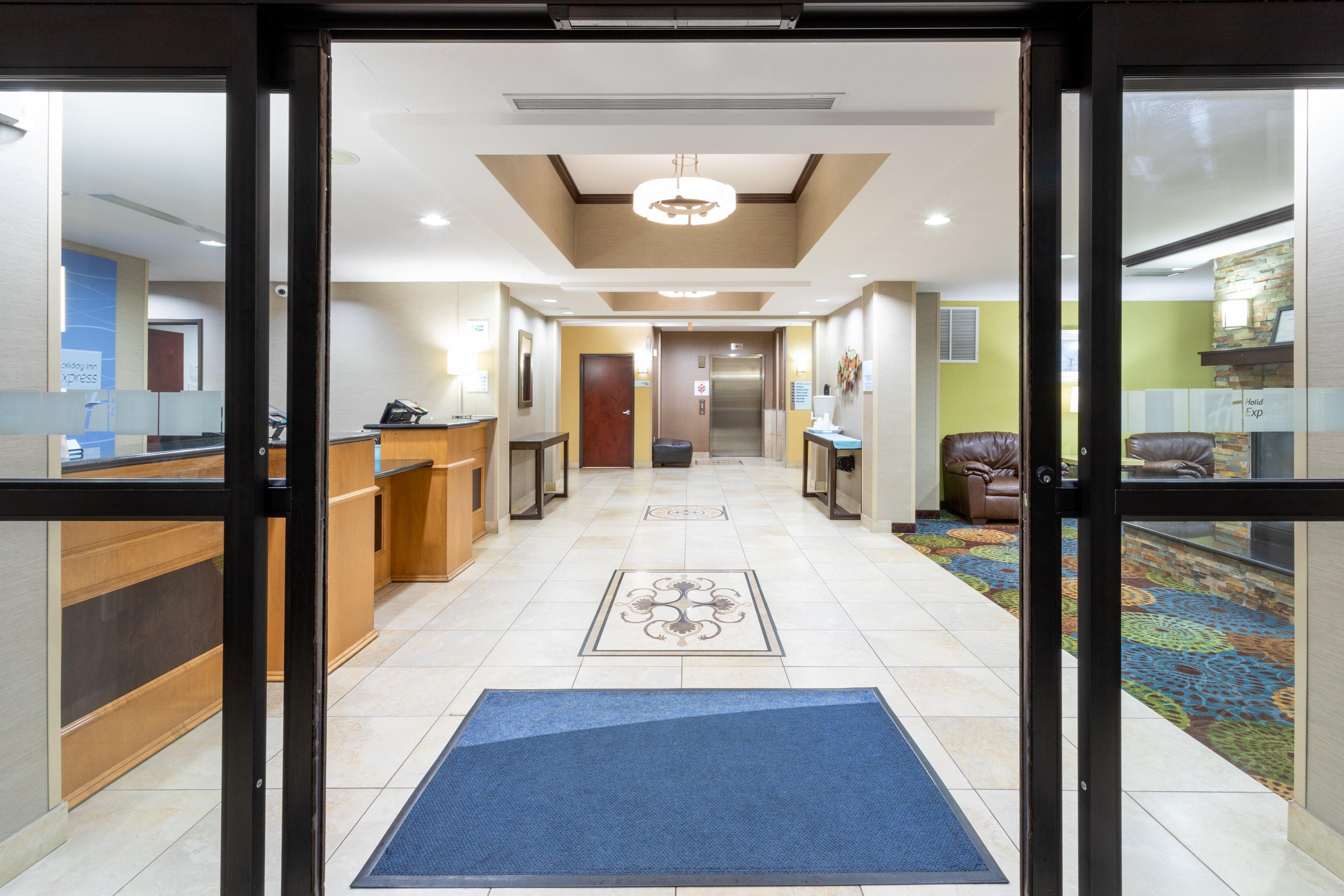Holiday Inn Express And Suites Rochester West-Medical Center By Ihg Exterior photo